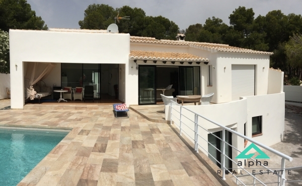 Villa in moderne stijl met uitzicht op zee in Moraira