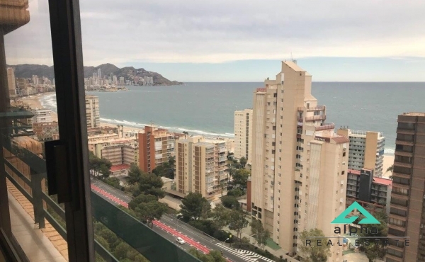 Apartment with sea views and walking distance to the beach in Benidorm