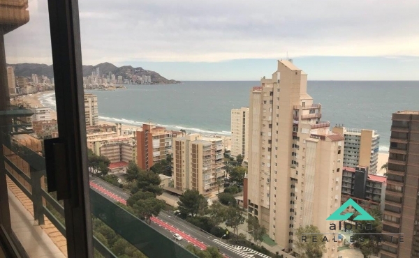 Apartamento con vistas al mar andando a la playa en Benidorm