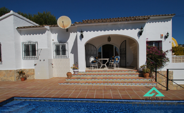 2 slaapkamer villa met tuin en zwembad te koop in Moraira. 