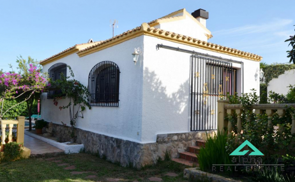 Casa bien cuidada para alquiler de vacaciones o vivir todo el año en Javea a solo 2,5 km de la playa.