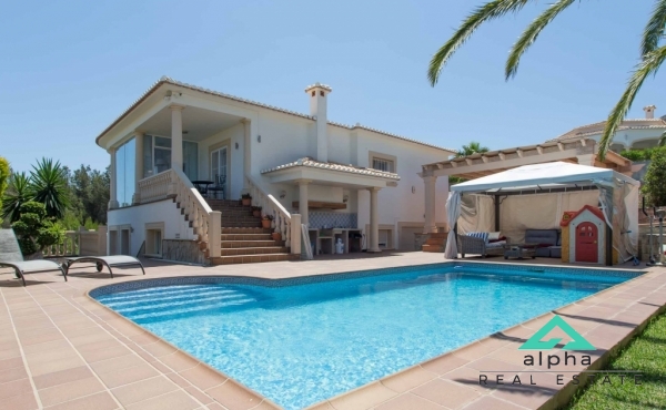 Geräumige elegante Villa mit Meerblick in Denia