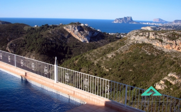 Villa de luxe avec vue panoramique sur mer et vallée