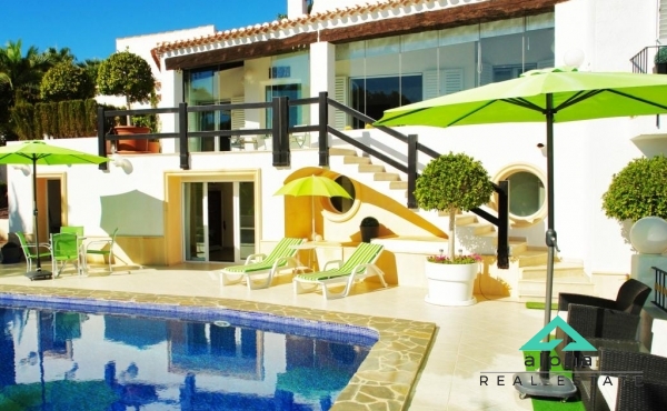 Villa vlakbij de golfbaan met uitzicht op zee in Moraira