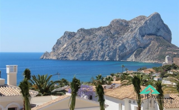 Chalet de nueva construcción con vistas al mar y a poca distancia a pie de la playa en Calpe