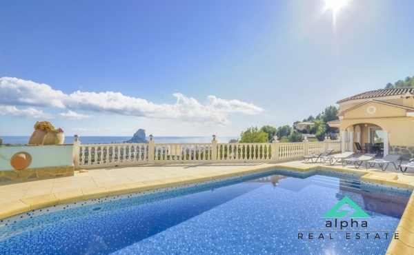 Villa with spectacular panoramic sea views in Calpe