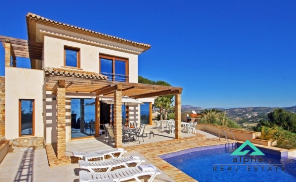 Villa with impressive panoramic sea views in Calpe